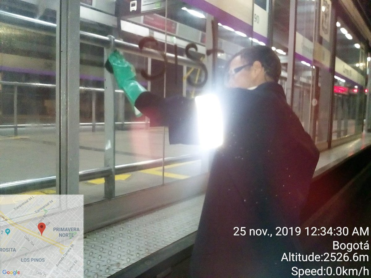 TransMilenio's tweet image. Nuestros colaboradores de aseo 👷‍♀️👷‍♂️retiraron grafitis durante toda la noche de 1⃣9⃣ estaciones para que hoy los usuarios las encontraran limpias

¡A ellos, nuestro infinito agradecimiento y admiración 😍!

#BogotáNoSeDetiene 💪