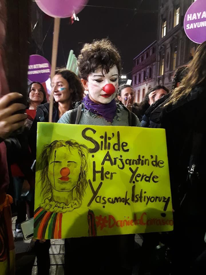 aykirisanat's tweet photo. #BirKişiDahaEksilmeyeceğiz

#25Kasım #istanbul 
Fotoğraf : Pembegül Gökçek

#25kasımkadınasiddetehayır #25kasımkadınayönelikşiddetlemücadelegünü 
#kadıncinayetleripolitiktir
#şiddetinhertürlüsünehayır
#danielacarrasco #lamimo https://t.co/Z7ML8G2Y8v