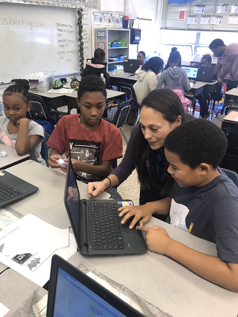 LenardITC's tweet image. #FisherFlamingos 4th graders using #OzoBlockly to program @Ozobot to do tricks! #STEAMday @RPS_Schools @RVAITRTs #WeAreRPS