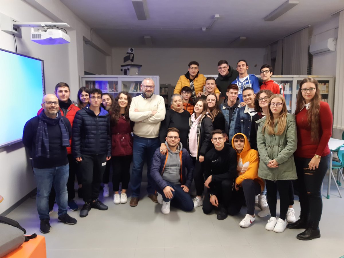 Concluso il progetto PON  orientamento per alternanza scuola lavoro  del miur. Scuola IIS ENRICO Fermi Vittoria. 
Incontro con le aziende
#Confcommercio #Ragusa #Vittoria 
Gianluca Manenti Gioielleria Helios Lenzo Gregorio