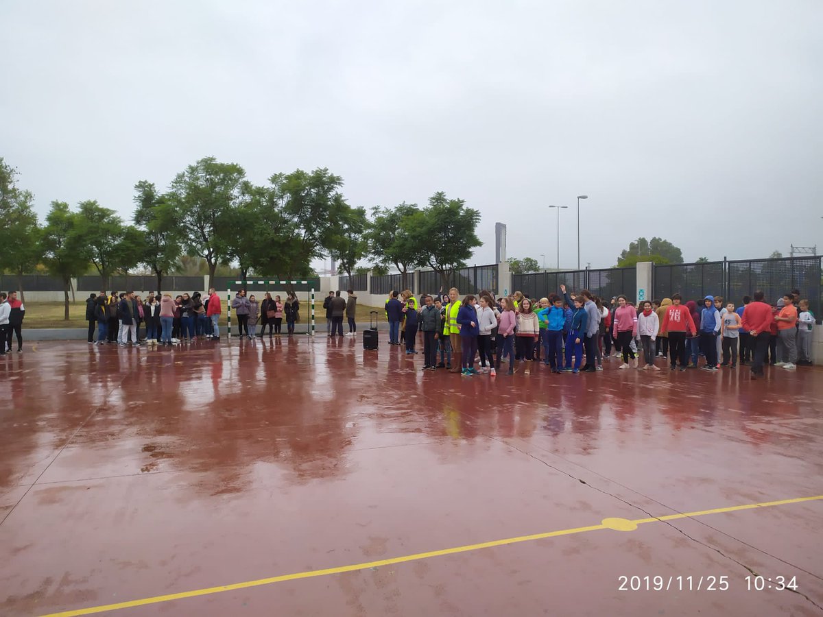 CeipRaza's tweet photo. Hoy se llevaba a cabo el #plandeevacuación en el colegio conjuntamente con el alumnado del #iespuntadelverde. Un éxito: todo controlado!👏👏👏 #plandeevacuacion2019 #seguridadescolar https://t.co/u3pXa7MuIl