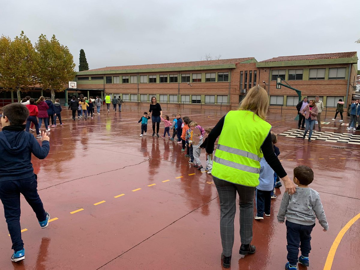 CeipRaza's tweet photo. Hoy se llevaba a cabo el #plandeevacuación en el colegio conjuntamente con el alumnado del #iespuntadelverde. Un éxito: todo controlado!👏👏👏 #plandeevacuacion2019 #seguridadescolar https://t.co/u3pXa7MuIl