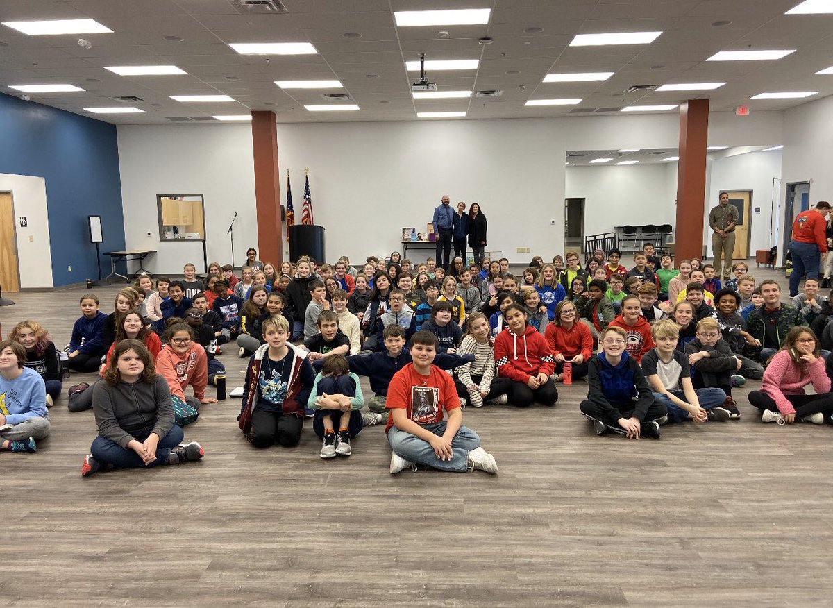 Dayton_STEM's tweet photo. Our friends at Subaru of Dayton stopped by today to donate over 150 books to STEM students and teachers! Thank you to Brad Hamilton and the team for your generosity and support of education!! 💙🚘📚 https://t.co/k7hGgAQ3L8