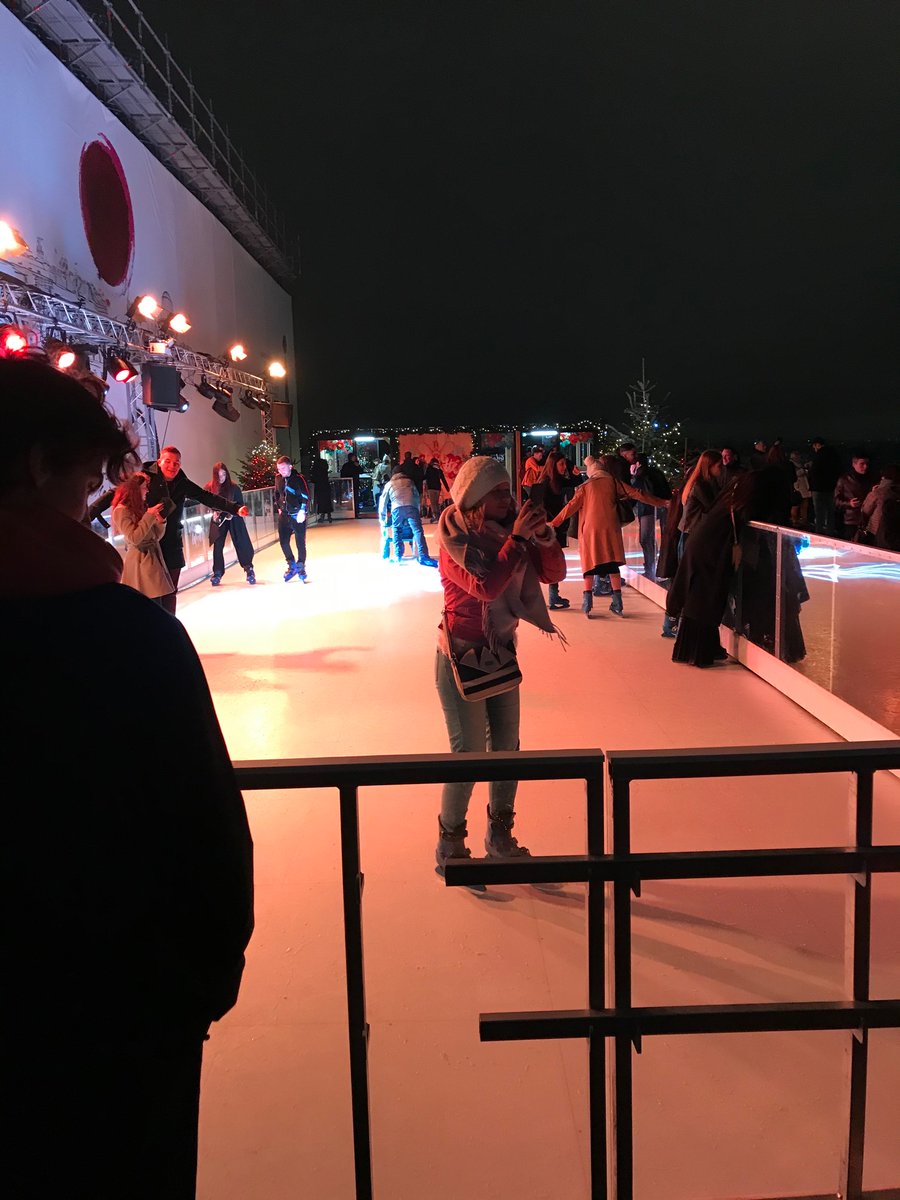 minimalsuit's tweet photo. La patinoire des toits de Galeries Lafayette 😭 C'est même pas de la glace https://t.co/IE9nGQyBSH