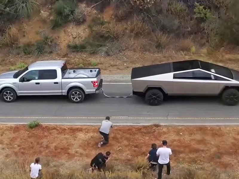 AutoweekUSA's tweet image. Tesla PR stunt pits AWD Tesla Cybertruck against a lighter, cheaper, less-powerful 2WD F-150 ow.ly/kcuv1021Cln