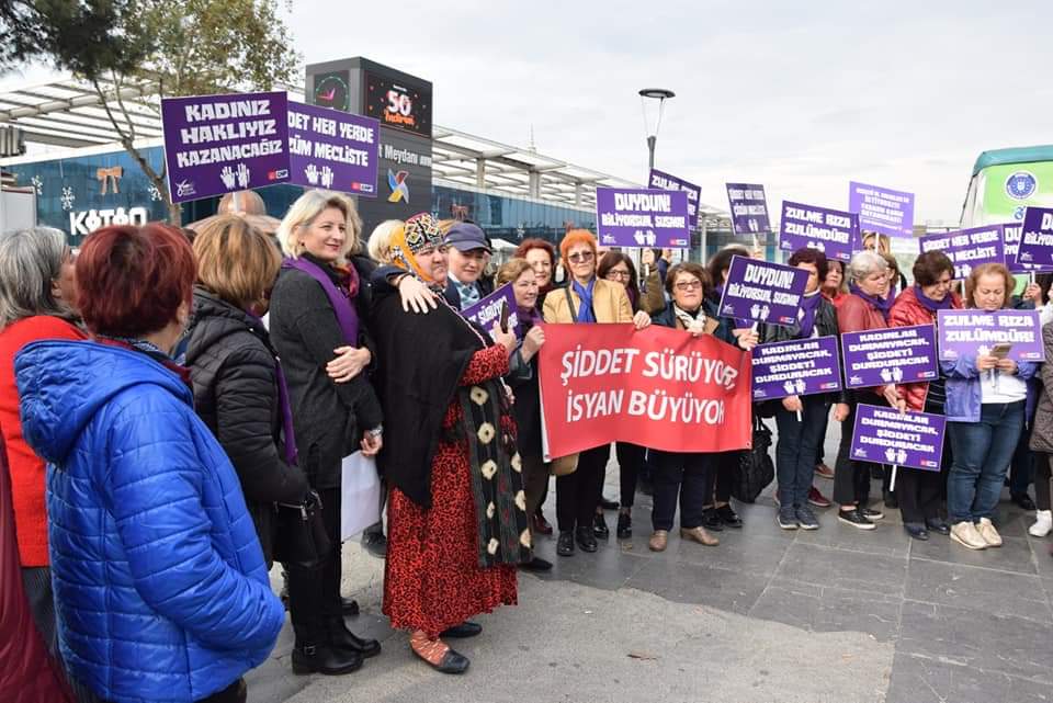 25 Kasım "Kadına Yönelik Şiddete Karşı Mücadele Ve Uluslararası Dayanışma Günü" dolayısıyla 81 ilde eş zamanda yapılan basın açıklamasının Bursa sözcülüğünü, Kent Meydanı'nda İl Kadın Kolları Başkanlığımız yaptı. #25KasımKadınaSiddeteHayır