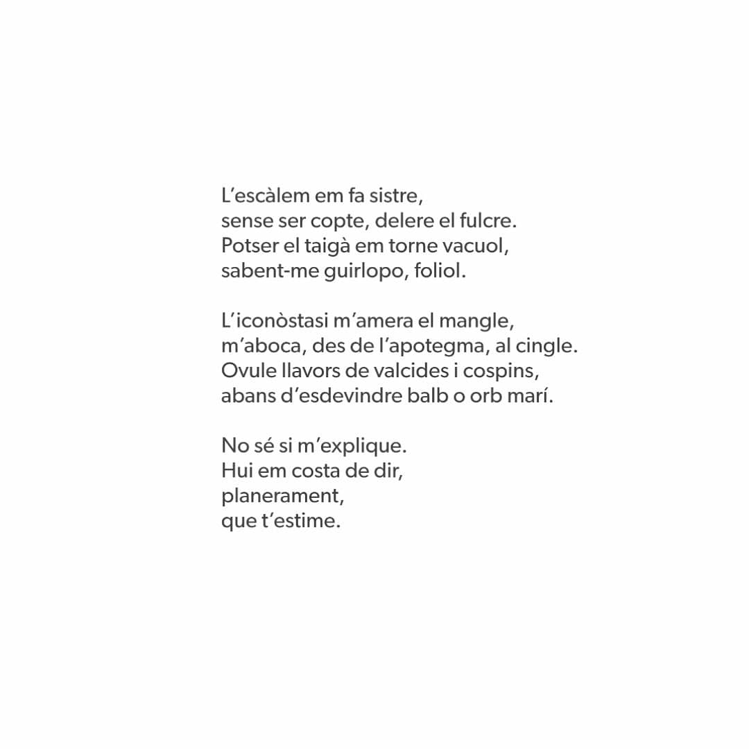 PoetrySpamRev_'s tweet photo. Al poema #Inefable #BlaiCarles aconsegueix fer això que deia #Cortázar del #glíglico amb el registre cult del català; és creador d'un #poemadeamor bonic i estrany que juga amb la plasticitat del nostre idioma, rient-lo, follant la veritat.
#PrimerSpam #PoeteSpam https://t.co/P5xRP4EnQ7