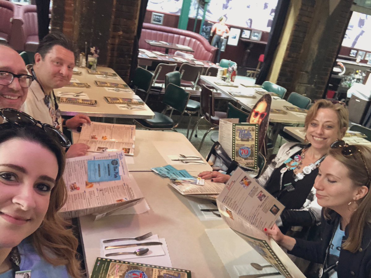 jaxbra's tweet photo. @RaquelStecher @Dorvid4 #TwitterlessBrian @guypriley @HollywoodComet
We totally have to recreate this photo in 2020 ππ https://t.co/VWhGzJG0Qq