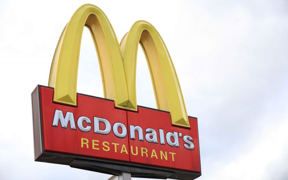 L'étudiante estime que ce congé est lié à sa plainte et aux liens familiaux qui existeraient entre le gérant du fast-food et le manager mis en cause. L'enseigne, qui ne confirme pas ces liens, a licencié le manager après une enquête interne > leparisien.fr/paris-75/son-m…