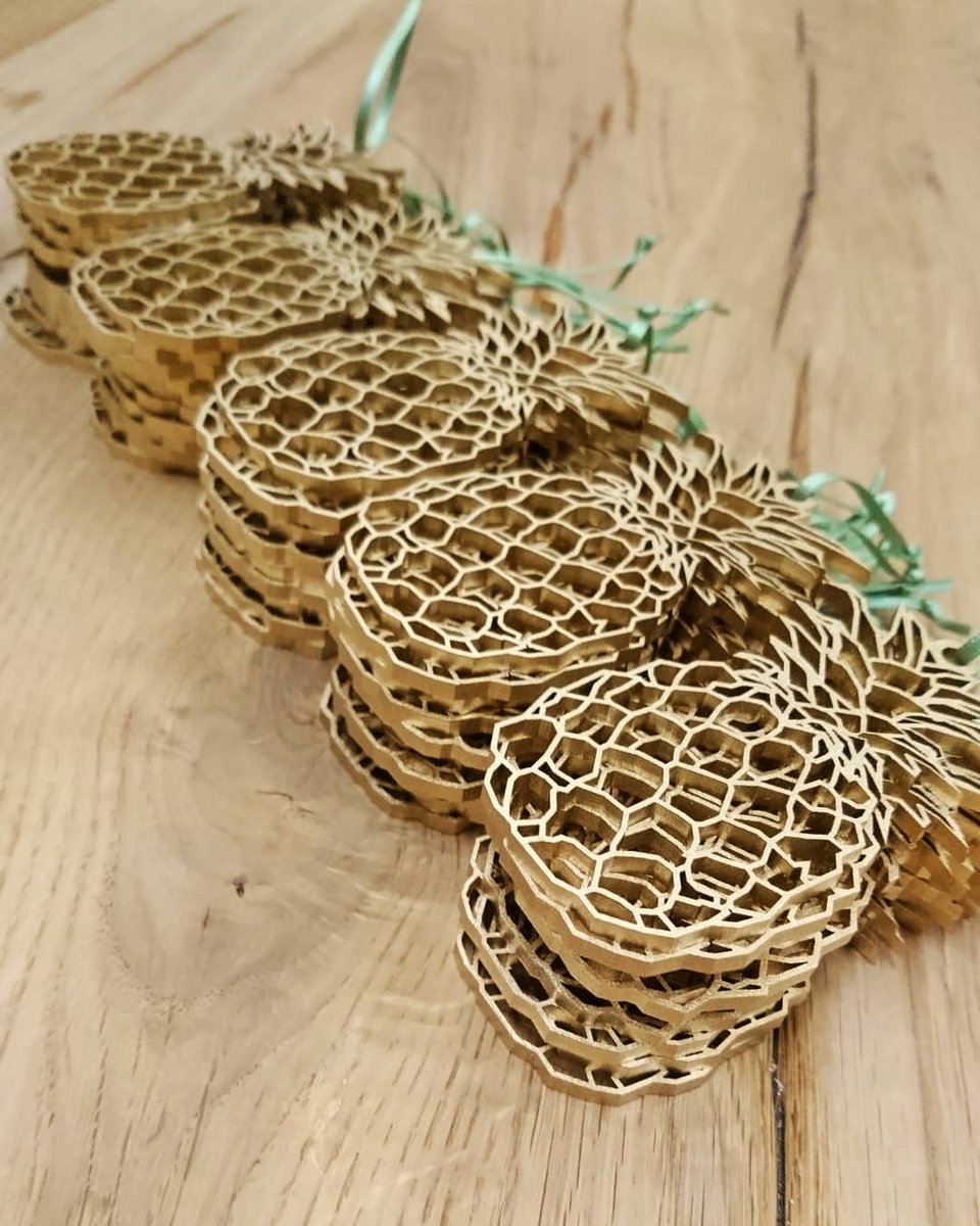 ColourThoughtCo's tweet photo. Did you ever see so many golden pineapples? 50 of them off to America tomorrow 🇺🇸🍍

#ColourfulThoughts #Pineapple #Etsy https://t.co/DfCYzNcSoI