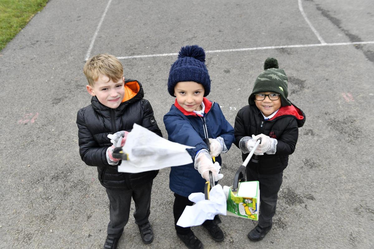 CorbyClean's tweet photo. A trio of six-year-olds are on a mission to save the #environment.

Little stars! 🤩 

https://t.co/nlpV9MpOYs #LitterPick #Currock https://t.co/Q1LN2gtwza
