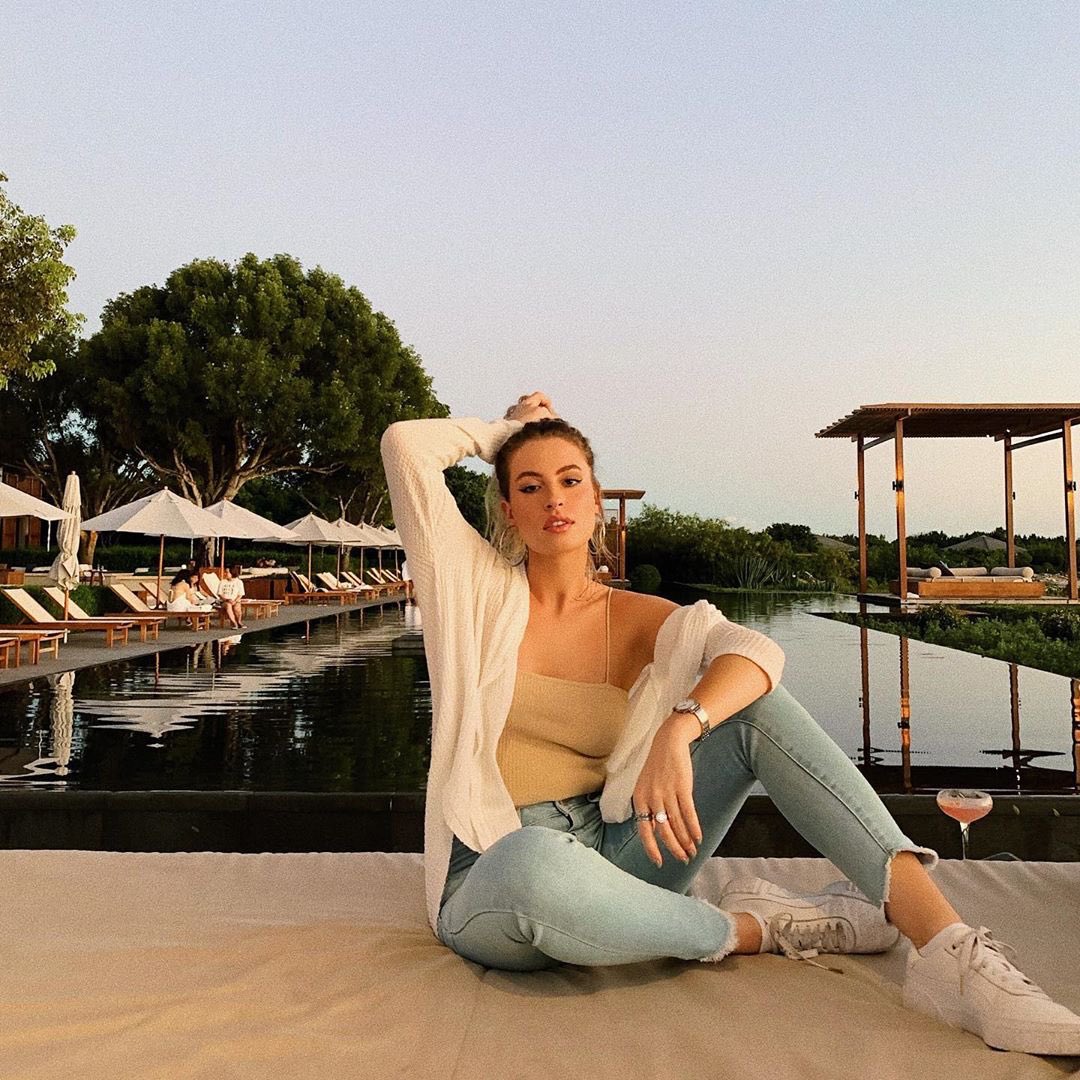 findingfletcher's tweet photo. maybe she’s zen.. maybe it’s just the cosmo https://t.co/coMhqllqPX