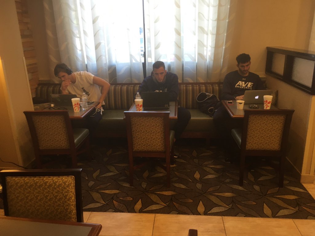ZachMoss_'s tweet photo. Chic-Fil-A and Study Hall equals a productive lunch for our @AveHoops fam! #AveStandard #AveFam https://t.co/v2ovl7XoOz