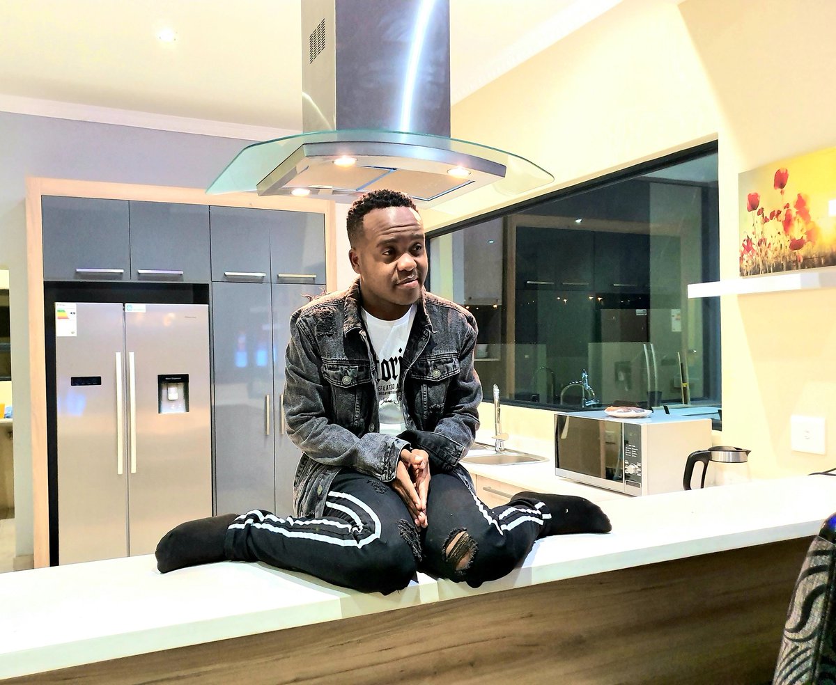 DjCoachrsa's tweet image. Money might run the world but just not my personality... #fbkmillionaires