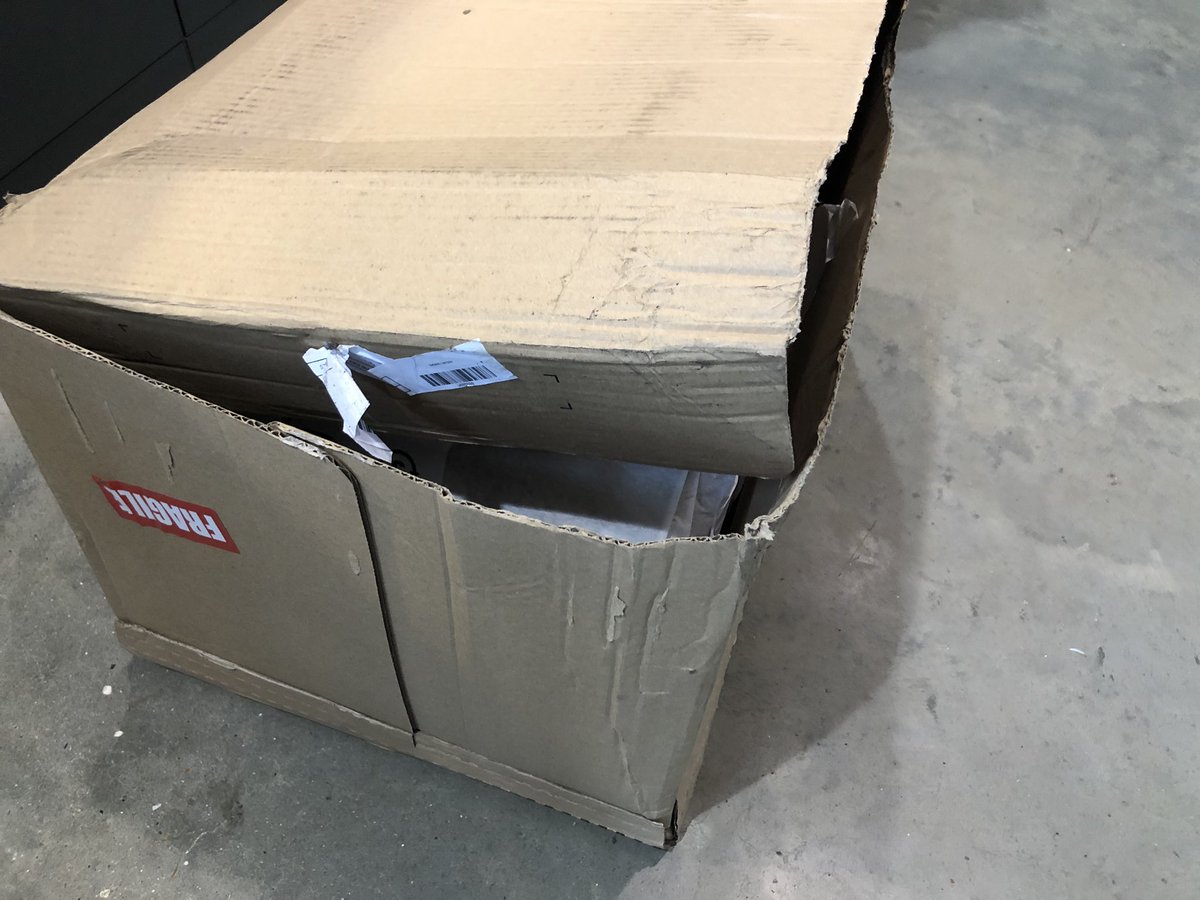 hanamortimer92's tweet photo. @AsdaServiceTeam how my parcel turned up today with damaged FRAGILE items https://t.co/4AwDU52dNv