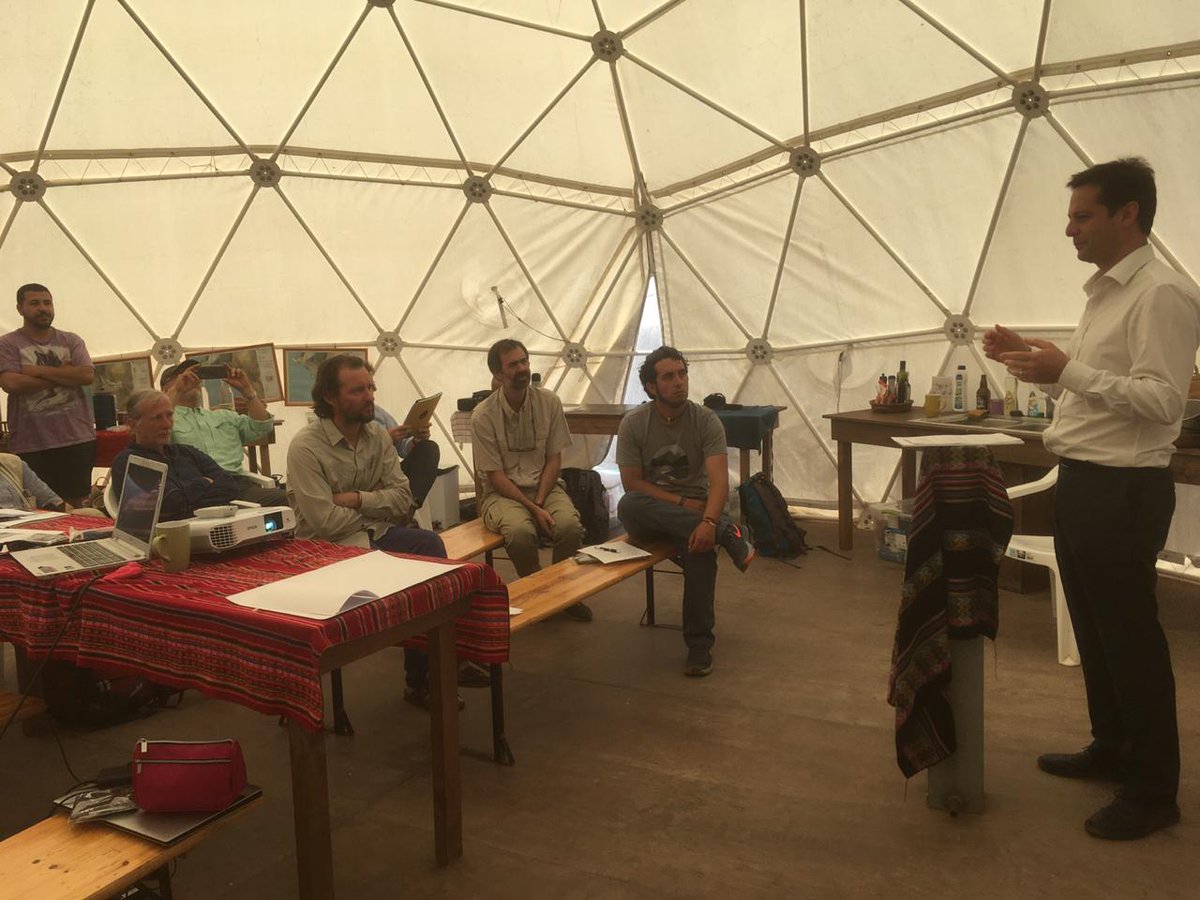 InvestigacionUC's tweet photo. “La niebla es un recurso hídrico prácticamente desconocido, por eso es clave la investigación de más de 3 años del proyecto ERAnet entre Heidelberg University of Education, @UniHeidelberg @UNSA_Oficial @ULL y @ucatolica” vicerrector #InvestigaciónUC @pedrobouchon en #AltoPatache https://t.co/d8uoV6AZfk