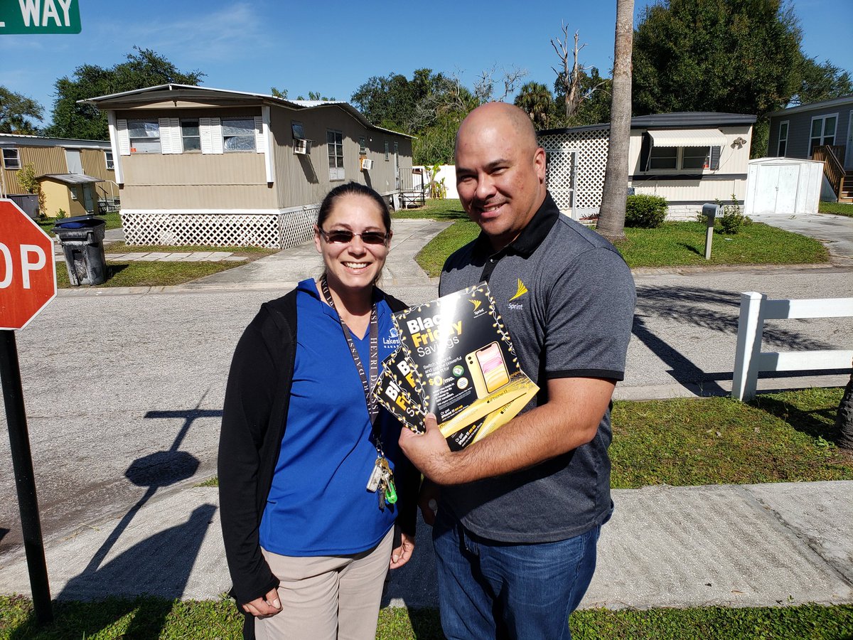 skossa01's tweet photo. Another morning spent handing out December rent letters and partnering with @Chrisbeam727 and his @sprint store for their #BlackFriday deals. Chris helped deliver 153 notices and letters with us @lakeshore_mhc! #switchnsave #PartnerUp @Sprint7693 https://t.co/OOcdjGS288