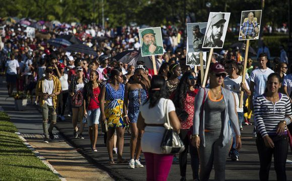 uci_ujc's tweet photo. ..Hombre, los agradecidos te acompañan
cómo anhelaremos tus hazañas
ni la muerte cree que se apoderó de ti.
Hombre, aprendimos a saberte eterno
así como Olofi, Jesucristo
No hay un solo altar sin una luz por ti..
🇨🇺#FidelEntreNosotros
🇨🇺#LaUCIesFidel 
@DiazCanelB @universidad_uci https://t.co/UTqtkRBNua