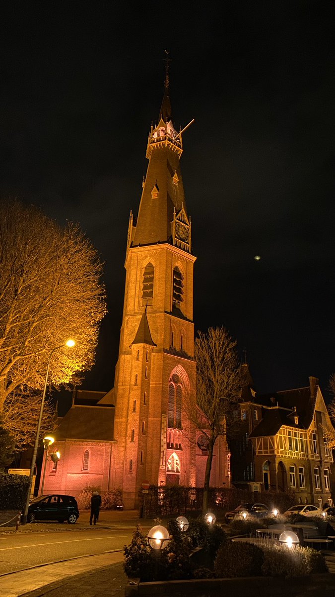 Vandaag is Orange Day. 25 november is de Internationale Dag tegen Geweld tegen Vrouwen. En Amstelveen kleurt oranje mee. #urbanuskerk #annakerk #oranjekerktorens #uitlichtenkerktorens #orangeday