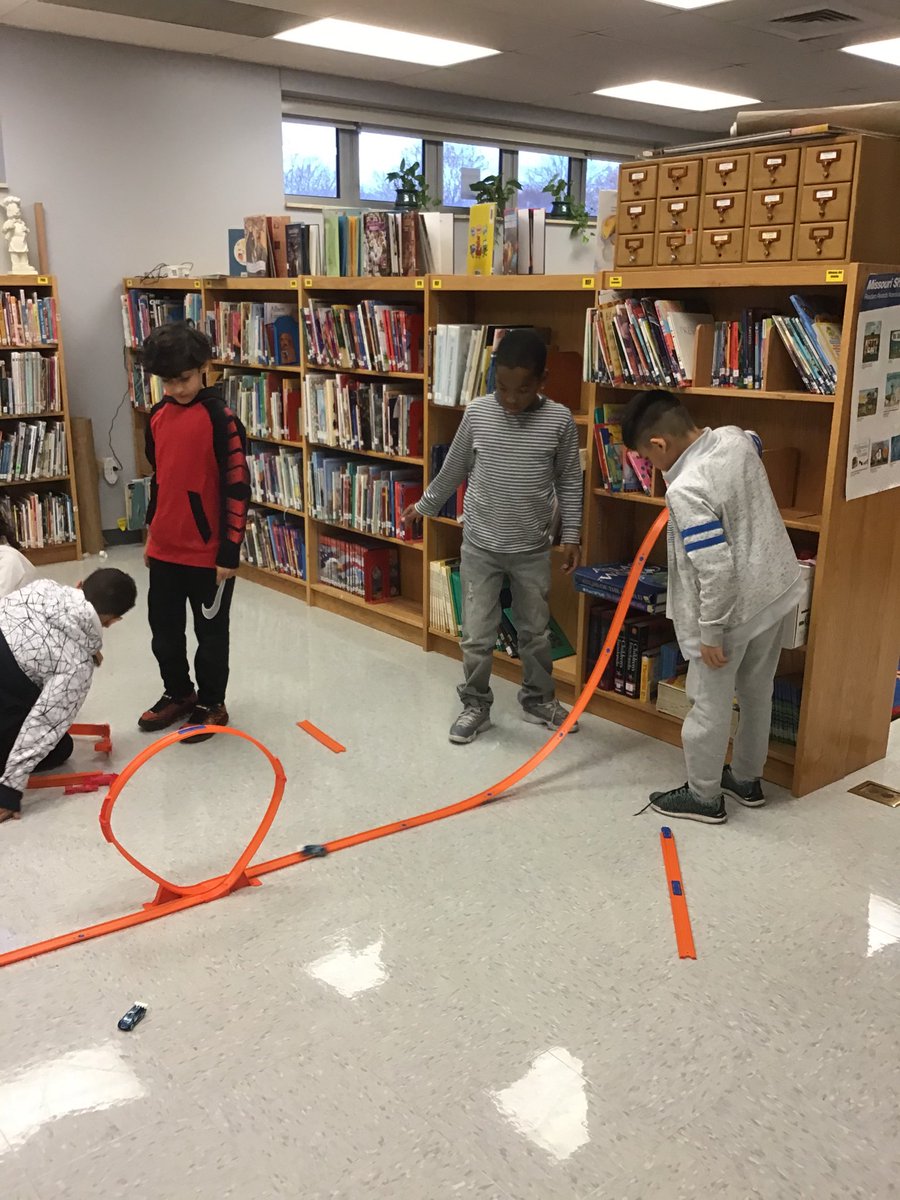 BookLadyKD's tweet photo. Figuring out the slope needed for a flawless loop-the-loop.  #DiscoveryDay ⁦@NewHavenStars⁩ ⁦@MrsHatcherNHE⁩ https://t.co/sn6cv51u2X