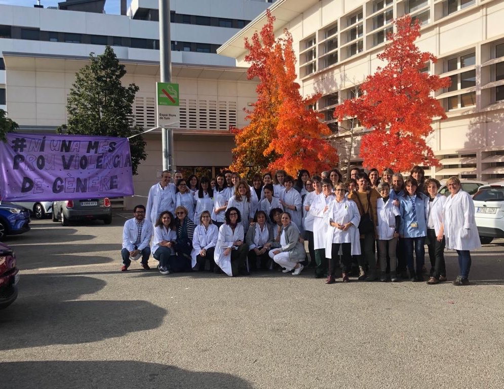 CSTerrassa's tweet photo. Avui #25N Dia internacional per a l'eliminació de la #ViolènciaEnverslesDones el #CAPEst de #Terrassa ha fet un minut de silenci. #NiUnaMenys #NiunaMés #prouviolènciamasclista #prouviolènciadegènere https://t.co/sgAMT5Z71u