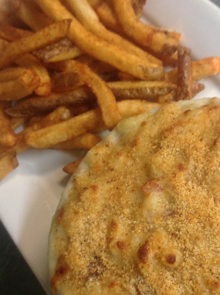 TheTiltedDogPub's tweet photo. It's Cheesiest MAC & CHEESE Monday!@cabbagetown_bia @BigListOfPubs #macancheese https://t.co/xQDM8ePqPe