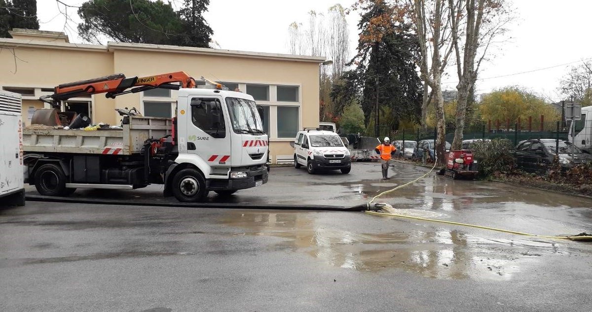 f_costes's tweet photo. #AlpesMaritimes La décrue laisse place à certains ouvrages #eau &amp; #assainissement endommagés par les intempéries ce week-end. Les équipes @suezFR  sont à pied d'oeuvre pour rétablir le bon fonctionnement de ces équipements dans les meilleurs délais. #Inondations06 #Mobilisation https://t.co/eGVVqgLj6T