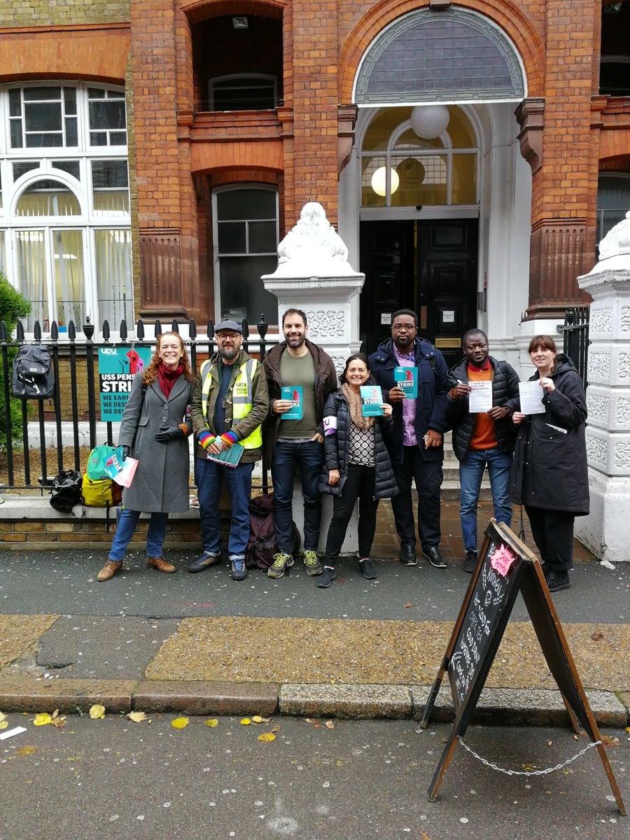 AKapilashrami's tweet photo. #ucustrikes #ucustrikesback Day 1 of action: encouraged by students' support & understanding of issues at stake. Awesome #teachout interaction on #neoliberalism in HEIs, #GenderPayGap #Diversity #BAMEpaygap. Students get it. When will management/govt?!! https://t.co/dBJjnnLk4b