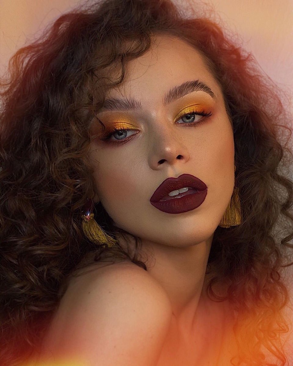 deckofscarlet's tweet photo. @laura_kuruc lookin’ bomb in Edition No.-15 #IAMSCARLET #DeckofScarlet https://t.co/OVAUiWYeXp
