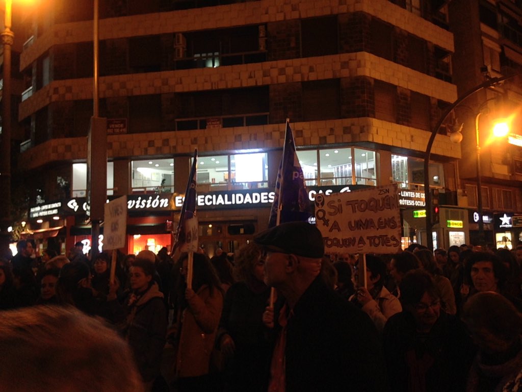 pgvidal's tweet photo. @pgvidal @marclia @complementsUV @ies_serpis @capatictac #capatic Encara que les consignes són Ni una menys i Ens volem vives hui mateix hi ha hagut un altra víctima de la violència masclista. Molta gent hui es manifesta perquè s'erradique aquesta plaga https://t.co/YXvAWoasOX