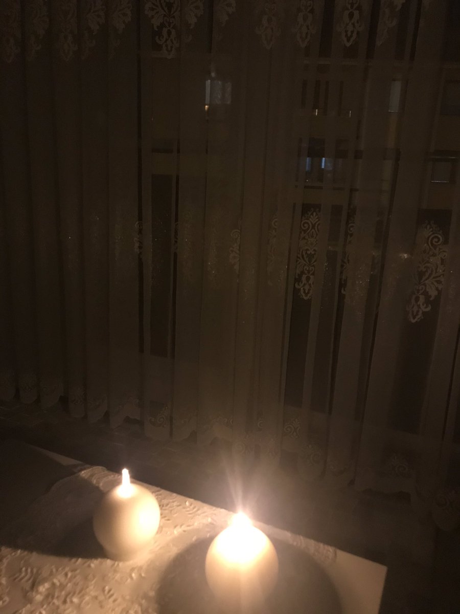 Nfze_'s tweet image. Ben,en çok seni bekliyorum, 
Bu dinmeyen yağmurlarda.. 
Ustam dedi ki;
Sen böyle alıştırırsan Erguvanlarını yağmurlara.!
O baharlar,
Yeşermez senin şehrinde.!
Gelir be usta..!! 
Nasıl geldiyse yağmurlar, 
Baharlar da gelir,nevruzlarda.. 
Hatta en çokta,"O" gelir belki 

#1not