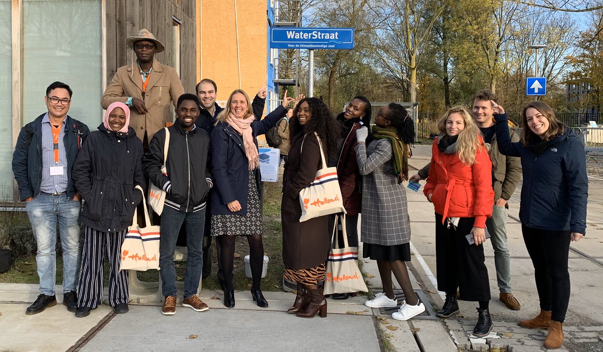 kreijns's tweet image. Deze week journalisten uit #Afrika en #Azie op bezoek voor @tudelftglobal jubileum! Vandaag bezochten ze living lab @TheGrnVillage met veel aandacht voor proeftuin #DeWaterStraat voor klimaat adaptatie @VPdeltaNL