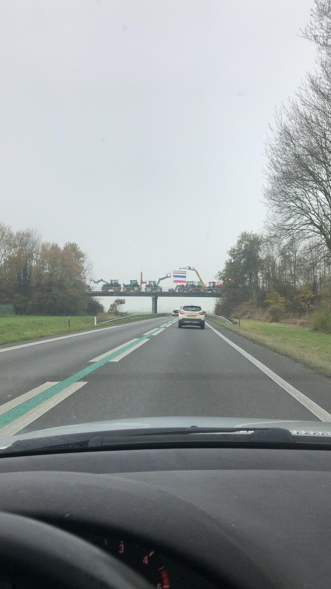 teamagronl's tweet photo. Het Landbouwcollectief (13 agrarische groeperingen) sprak vandaag voor het eerst met minister Schouten. In het hele land zetten boeren trekkers langs snelwegen. (foto's bij Deventer, Scheemda en Bedum) 
Als teken  💪🚜 van steun en saamhorigheid #boerenprotest https://t.co/Z3YpAQlSmg