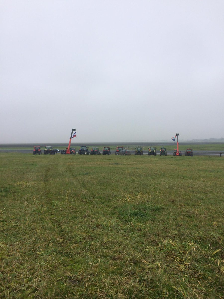 teamagronl's tweet photo. Het Landbouwcollectief (13 agrarische groeperingen) sprak vandaag voor het eerst met minister Schouten. In het hele land zetten boeren trekkers langs snelwegen. (foto's bij Deventer, Scheemda en Bedum) 
Als teken  💪🚜 van steun en saamhorigheid #boerenprotest https://t.co/Z3YpAQlSmg