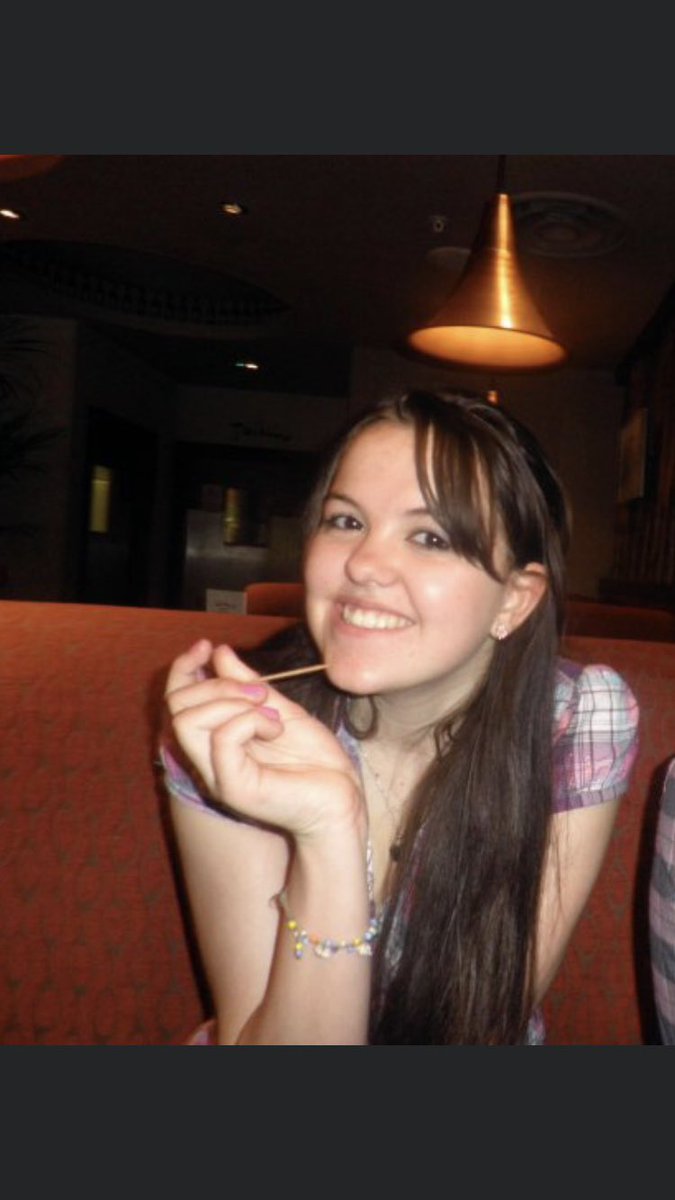_emspiers's tweet photo. 2010 vs 2019
No fringe, but my hand still does the thing in photos. #10YearChallenge https://t.co/S2pDmwK5sb