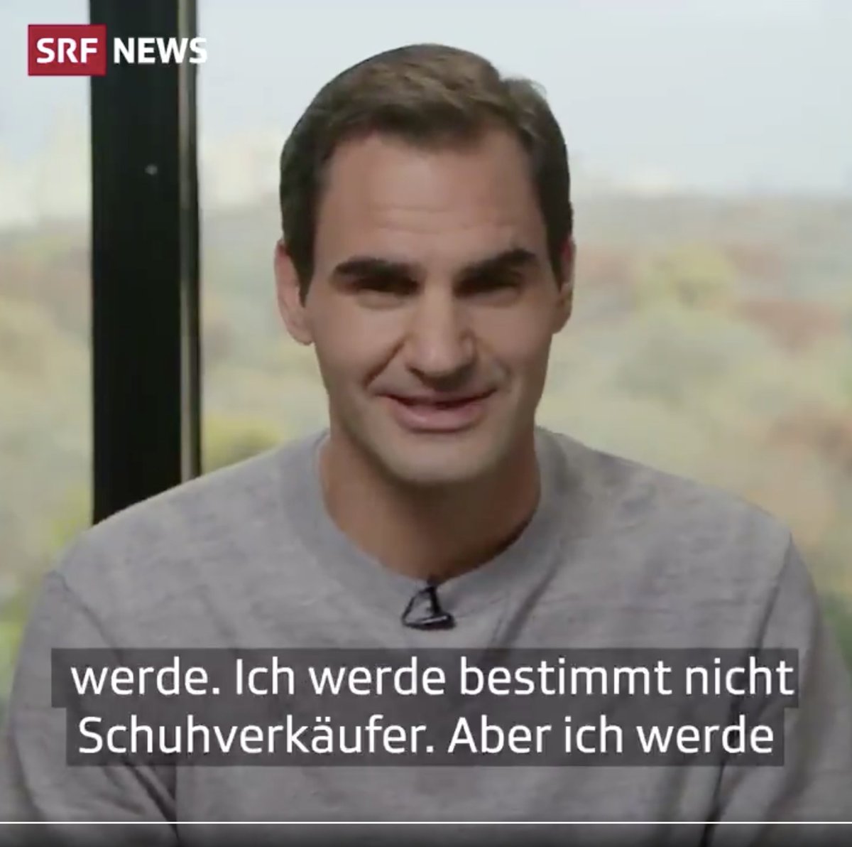 SvenRuoss's tweet photo. .@srfnews Aufnahmen vom Federer-Interview. Etwas verwirrt mich: Auf dem Foto hat es hohe Gebäude im Hintergrund. Im Video sieht es eher wie Wald aus?
Aber wie auch immer: Die Schuhe sind cool! #ForeverON https://t.co/Sz1xI3V673