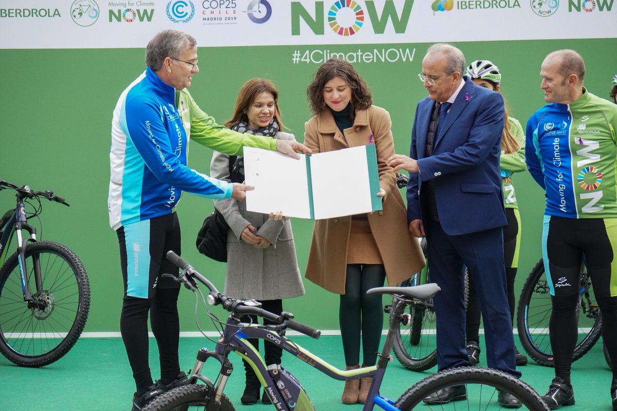 PPaytosalamanca's tweet photo. La marcha ciclista por el clima de @iberdrola arranca en #Salamanca, la concejala de Medio Ambiente, Miryam Rodriguez, ha participado de esta iniciativa, que pretende concienciar de la importancia de luchar contra el cambio climático.
#movingforclimatenow https://t.co/1EGJrOHaxc