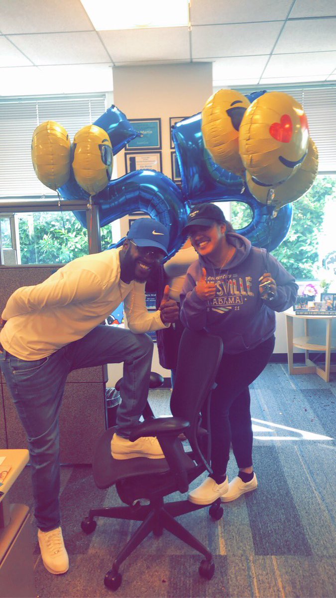 shekiamartin's tweet photo. Meet our Sales “experts” Tim closed 2 Voice lines and @ChesterinaH closed 3 Voice lines 🙌🏽👊🏽💥😉 #LifeAtAtt #TuggleNation #FieldsFam @CerritosPride @loo_lewis @IamJosephL https://t.co/yXHoQQC7iF