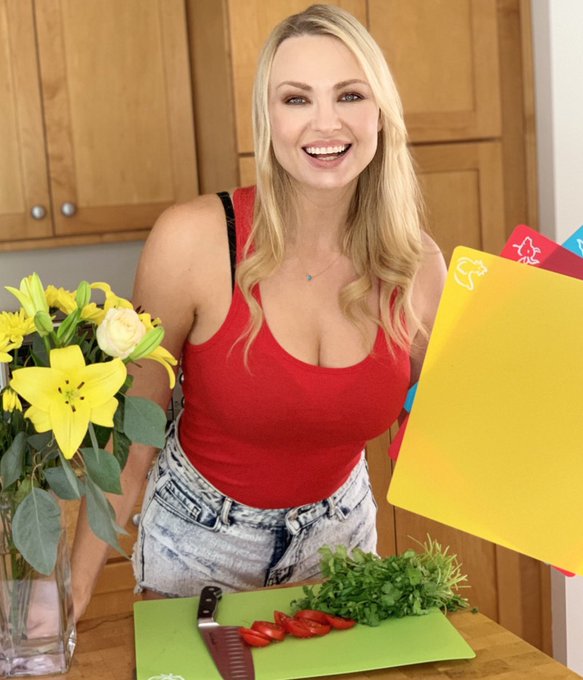 #CookWithIrina is live streaming tonight on Facebook at 5pm PT. Become a supporter to tune in: https://t<a href="/tag/cookwithirina"class="tags">#CookWithIrina</a><a href="/tag/irinavoronina"class="tags"><span>#irinavoronina</span></a><a href="/tag/cookingshow"class="tags"><span>#cookingshow</span></a><a href="/tag/cookingandcomedy"class="tags"><span>#cookingandcomedy</span></a>