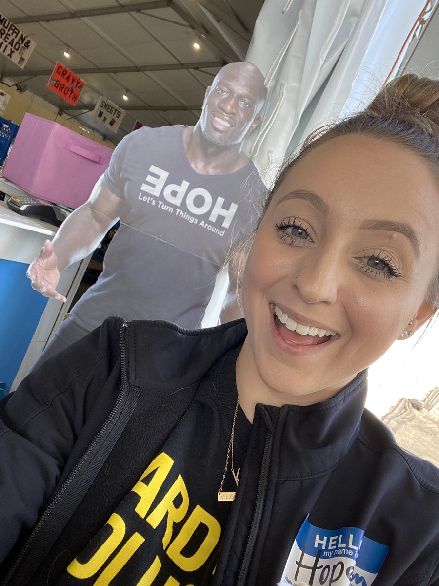 Volunteering with my man <a href="/TitusONeilWWE/">Titus O'Neil</a> 💙 #BeHope #TurnThingsAround <a href="/MetroMinistries/">Metropolitan Ministries</a>