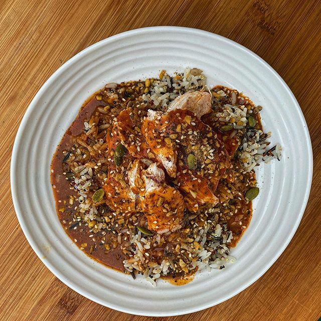 TimPatten2's tweet image. Poached chicken, wild rice and quinoa with harissa sauce and a dusting of Dukkah
.
Who says chicken and rice has to be boring 🤷🏻‍♂️?!
.
To make the sauce 
1 tablespoon of @belazu_co apricot harissa paste 
200ml of chicken stock 
Teaspoon of flour 
Juice … ift.tt/2qNLIKn