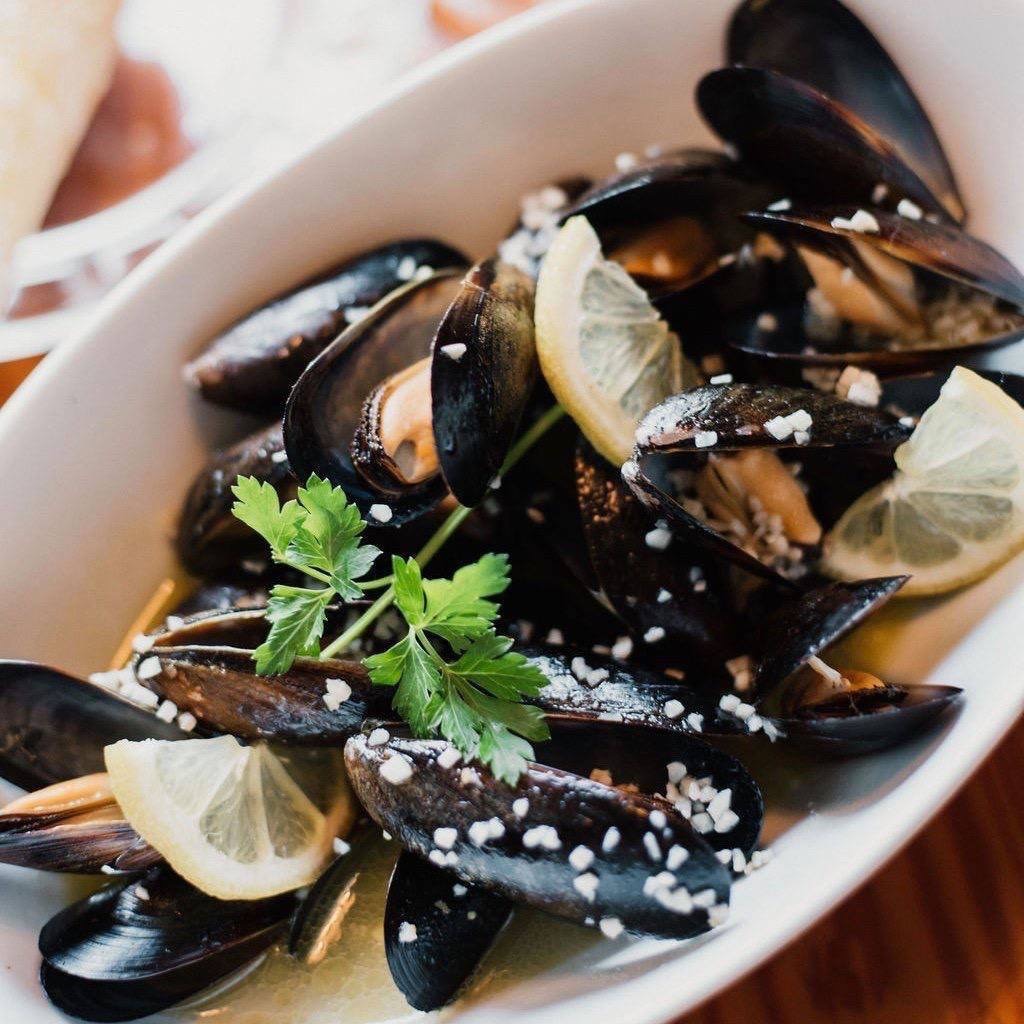 fiddlersriverst's tweet photo. It’s Mussel Monday and a short week!! Come see us for happy hour and enjoy a POUND of Mussels or Clams for only 8 bucks! We have great #HappyHour drink specials and live music! #fiddlers #riverstreet  #visitsavannah #thanksgiving https://t.co/CAJzlhartA
