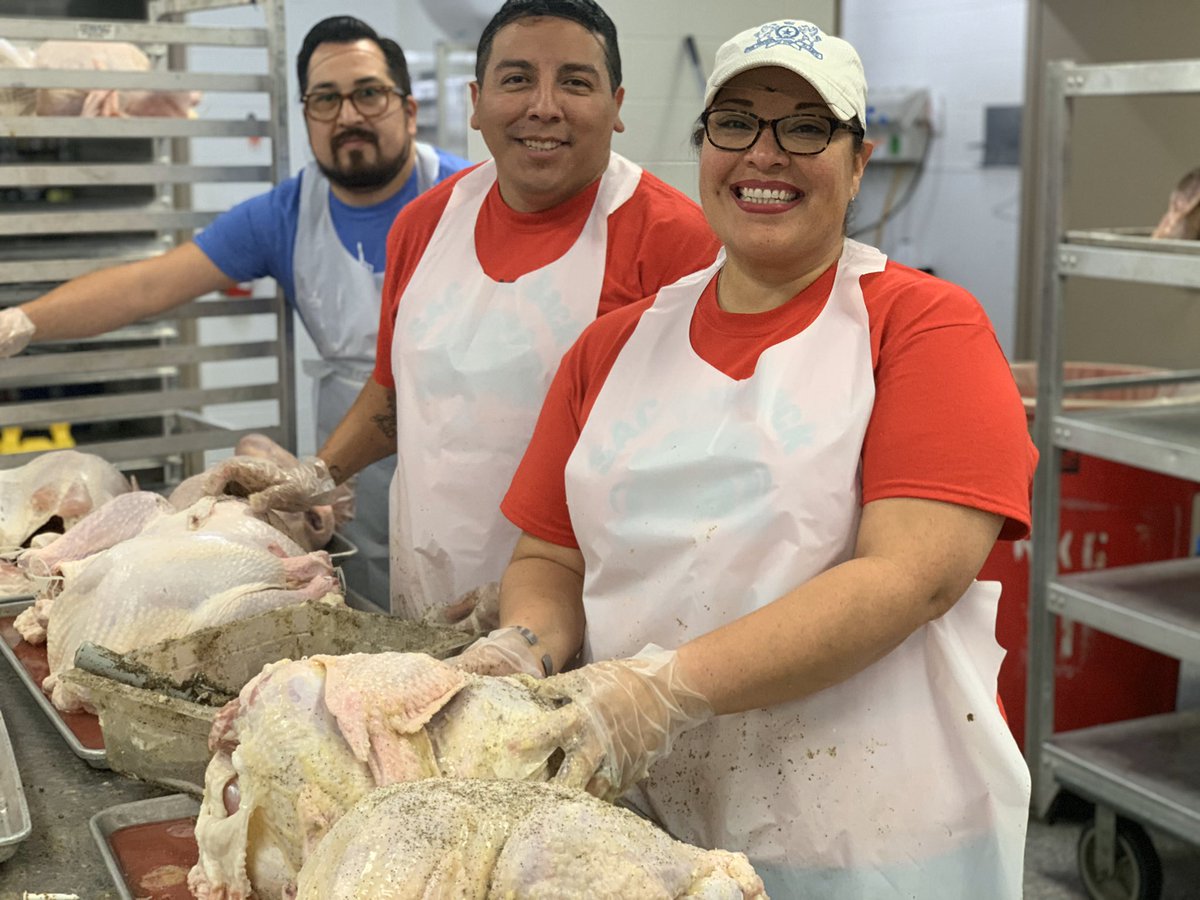 JimenezDinner's tweet photo. Turkeys on parade! Thanks to our incredible volunteers from @SAC_PR and @MarathonOil! 

#sacgivesback #mpcgives #givethankssa #rjtd40 https://t.co/mUrSkwhHOw
