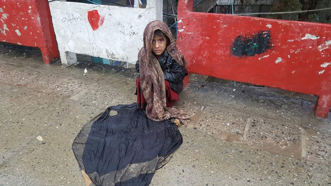 SaburShah's tweet photo. ددې معصومې ماشومې په ليدو مې د انسانيته زړه تور شو تاسې ته پته نشته چې شاوخوا ته داسې خلک ډېر دي چې په يوه خيټه مړۍ پسې حيران دي، خو تاسې د انسانيت اواسلاميت په نوم څه نه پېژنۍکه موپېژندلى نن به دغه کمکۍ خورکۍ د خپلې خېټې لپاره د باران دغه ترخو څپو ته په لويه لارکې نه کېناسته! https://t.co/OugQz4V0mO