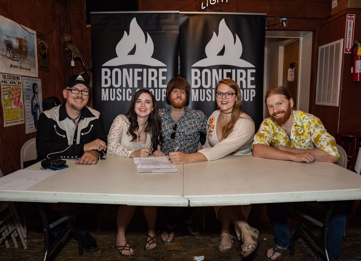 barefootmovemnt's tweet image. Our new single #EarlyInTheMorning is out now on @GroupBonfire! Check them and some of their other artists out! They’re doing some good work. @annalynchmusic @JLMBand @dannyburnsband &amp;amp; more!