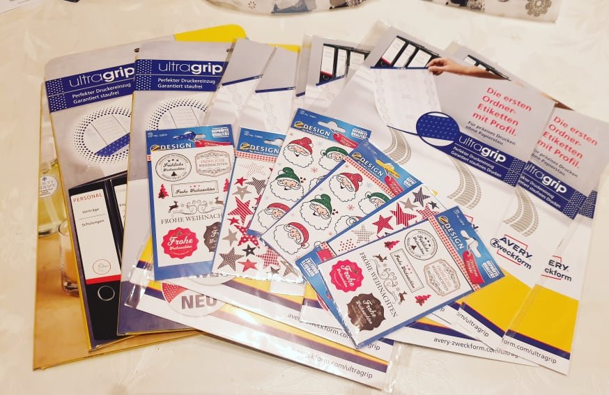 DippoldSandra's tweet photo. Über @trnd_dach habe ich ein @avery_zweckform Testpaket bekommen. Wahnsinn wie viele tolle verschiedene Etiketten und Sticker drin sind 🥰. Optimal zur Weinachtszeit um Geschenke zu Personalisieren. Besonders tolle finde ich das Pc Programm dazu. #test #produkttest #avery https://t.co/bxHg9qVwr2
