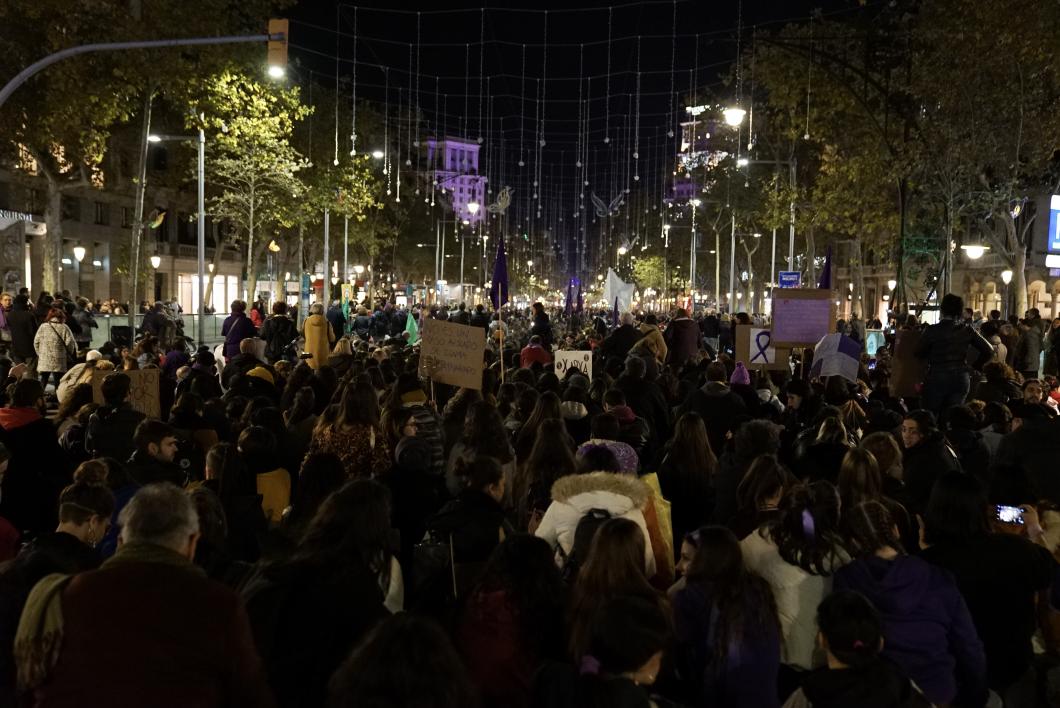 barcelona_cat's tweet photo. 📢✊🗣️ Aquesta tarda, #25N, sortirem als carrers amb la força de veus diverses que no callen davant les injustícies i amb un clam que demana posar fi a la violència masclista. 
#ElPresentésFeminista #BCNantimasclista https://t.co/uUxQU9k1FB