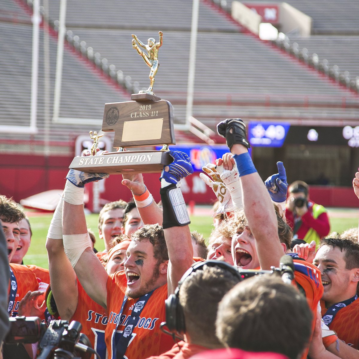 strivsports's tweet photo. 🚨FINAL SCORE 🚨

@StormDogsFB 40 🏆
@Horns_Athletics 34

Congrats #hpcstorm and #osceolabulldogs on your Class D1 State Football Title! 

#strivschools|#nebpreps https://t.co/1UtrNVgI9f