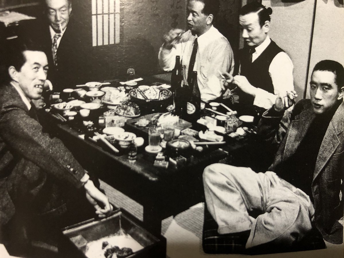 昭和30年1月の三島由紀夫。 「鉢の木会」の人たちと。 右より、三島 
