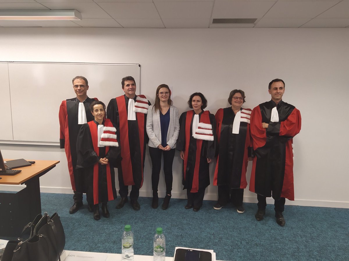 Labo_CleRMa's tweet photo. [#Soutenance de thèse] 

Les membres du @Labo_CleRMa félicitent Camille!!!! Pour sa soutenance de thèse 👏👏
Et un ptit souvenir t-shirt de la #teamdoctorants^^^ https://t.co/dVXl6lybKP